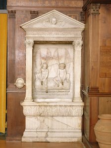 Beeldhouwwerk fontein in de Noord Sacristie